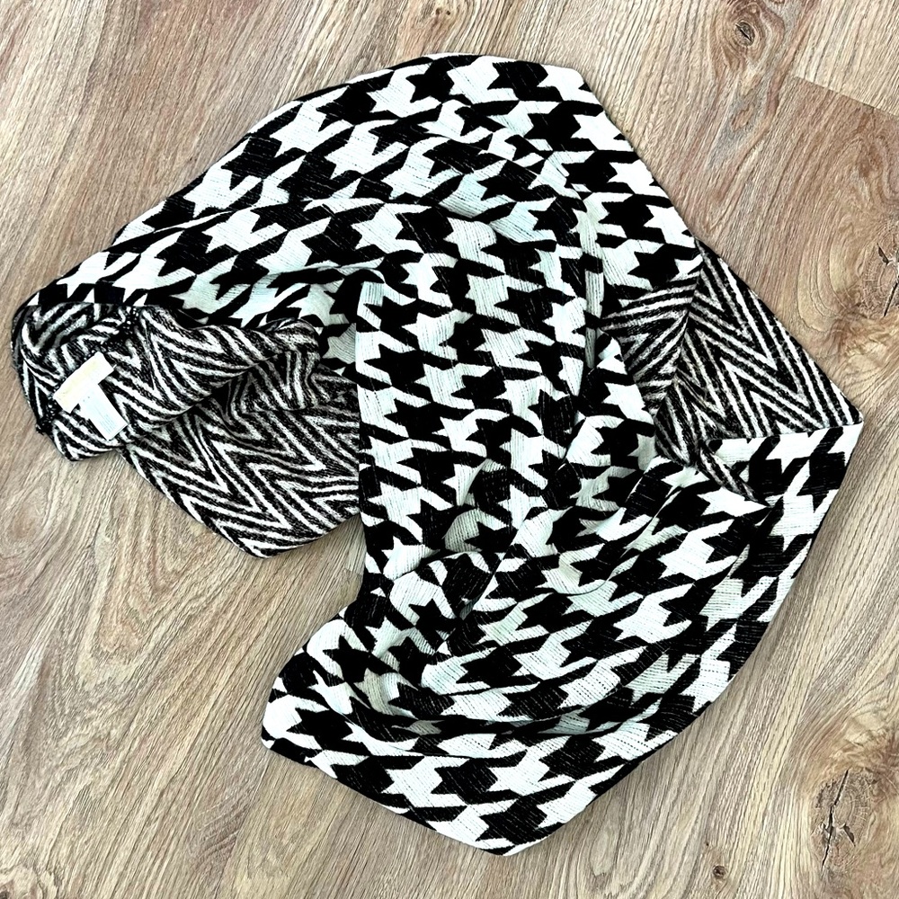 Michael Kors houndstooth loop scarf